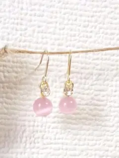 パステルカラーのキャッツアイのシンプルピアス　ピンク