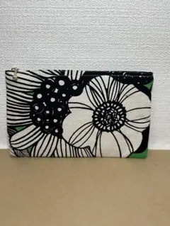 ぺたんこポーチ　ハンドメイドのサムネイル