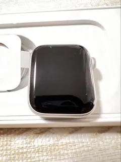Apple Watch SE 本体と充電ケーブル
