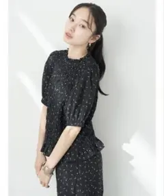 earth music&ecology 花柄シャーリングブラウス 半袖のサムネイル