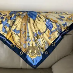 HERMES シルクスカーフ 装飾的デザイン　カレ90