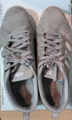 adidas グレー スニーカー