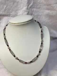 淡水パールと天然石ガーネットと複数の色を持つ天然石フローライトのビーズネックレス