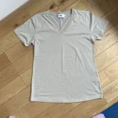 AZULbymoussy ベージュ Vネック Tシャツ 半袖