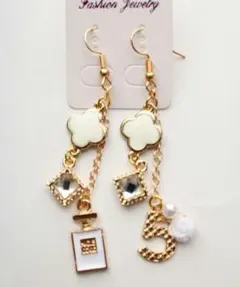 再販 シャネルストーンのモノグラムフラワー ゆらゆら COCO香水瓶ロングピアス