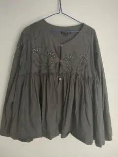 ダークグレー 刺繍入り フレアトップス