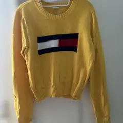 Tommy Jeans ロゴ入り黄色セーター