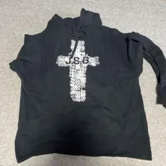 黒のフード付きスウェットシャツ