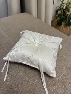 ホワイトリングピロー サテン刺繍