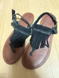フリンジ付き黒スエードサンダル