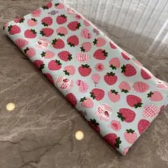 いちご柄プリント綿オックス生地 101cm x 55cm