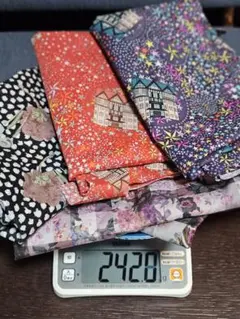リバティタナローンはぎれ４種　約240g