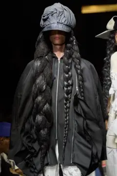 コムデギャルソンオムプリュス 26ss LOOK13 ケープのサムネイル