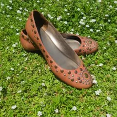 NINE WEST スタッズ付き フラットパンプス ブラウンのサムネイル