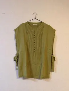 オリーブグリーン ニットベスト ボタン付き