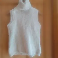 ベージュタートルネックノースリーブニット L