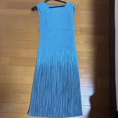 青いプリーツノースリーブワンピース