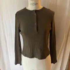 ユニクロオリーブ色 リブヘンリーネック 長袖Tシャツ