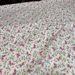 蝶と葉のプリント綿生地
