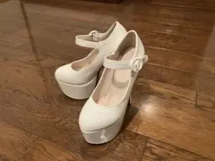 ホワイト　エナメル　ハイヒール　レッドソール