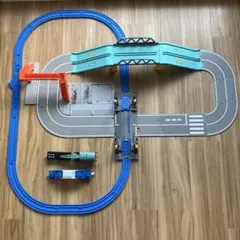 トミカとプラレールの陸橋セット