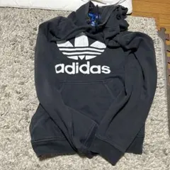 本日限定価格！adidas 黒 フード付きパーカー(古着)