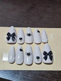 リボンとハートのベージュネイルチップ