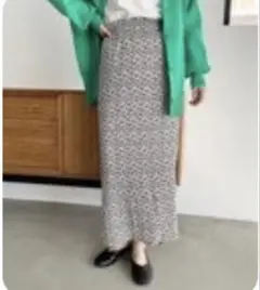 ローリーズファーム　フラワーギャザータイトスカート アイボリー/ブラック