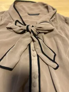 リボン付きベージュシャツ