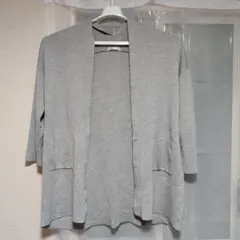 グレーの五分袖カーディガン
