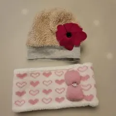 ベージュ帽子とピンクハートのネックウォーマーのセット
