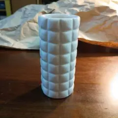 白い陶磁器の一輪挿し