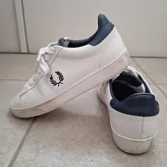 FRED PERRY ローカットスニーカー ホワイト ネイビーのサムネイル