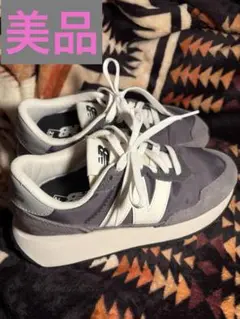 グレー スニーカー