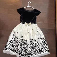 黒と白のフラワープリントワンピース