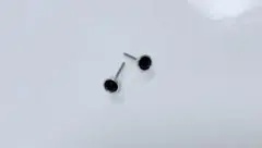 ブラック ピアス スワロフスキークリスタル シンプル 黒 スタッドピアス