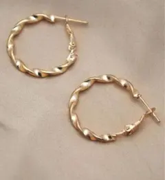 ゴールド　フープピアスツイスト