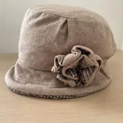 ベージュ フラワーアクセント キャスケット