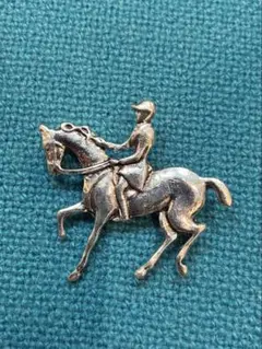 ヴィンテージ加工　ホースモチーフ ブローチ シルバー 彫金 躍動感 馬 騎手