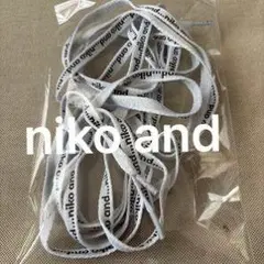 niko and ロゴ入りホワイトリボンストラップ