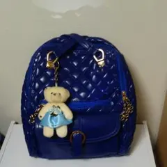 青いリュック、クマのぬいぐるみキンホルダー付き