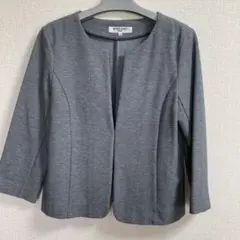 【美品】ナチュラルビューティーベーシックのノーカラージャケット　グレー