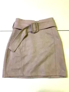 薄ピンクベルト付きタイトスカート