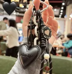 ブラック ハートチャーム付き キーホルダー バッグチャーム モノトーン