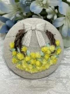 ハンドメイドくるみボタン刺繍ブローチ(605)ふわふわミモザのリース