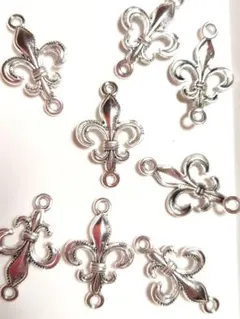 在庫わずか 百合 紋章 コネクター シルバー8個 ハンドメイド資材