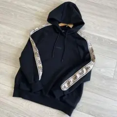 美品　GUESS ブラックパーカー フード付き