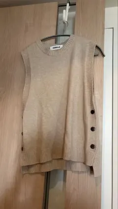 ベージュ スリーブレス ニットベスト