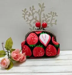 ブラック/可愛いイチゴとお花のがま口(ホワイトマーブル玉/イチゴ