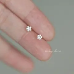 クリスタルフラワー　シルバー　ピアス